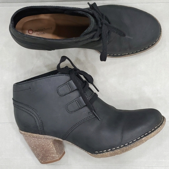 Clarks Unstructured Carleta Lyon booties women's 9.5 black oily leather gum sole - Picture 1 of 12